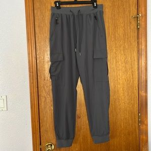 Gray hiking pants size S with plenty of pockets in excellent condition
